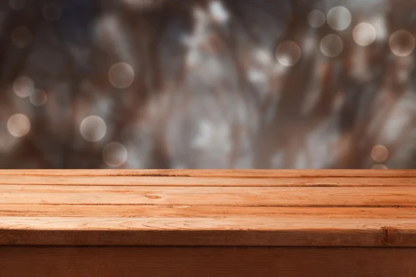 Зимний размытый фон с деревянным столом — стоковое фото