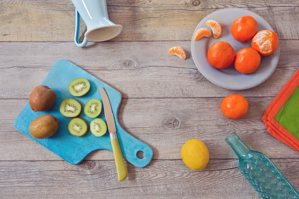 Früchte auf Holztisch — Stockfoto