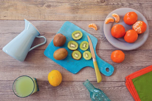 Frutas e suco na mesa de madeira — Fotografia de Stock