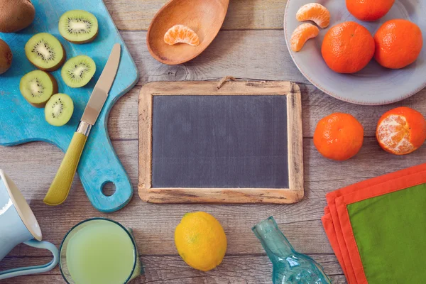 Früchte und Saft auf Holztisch — Stockfoto