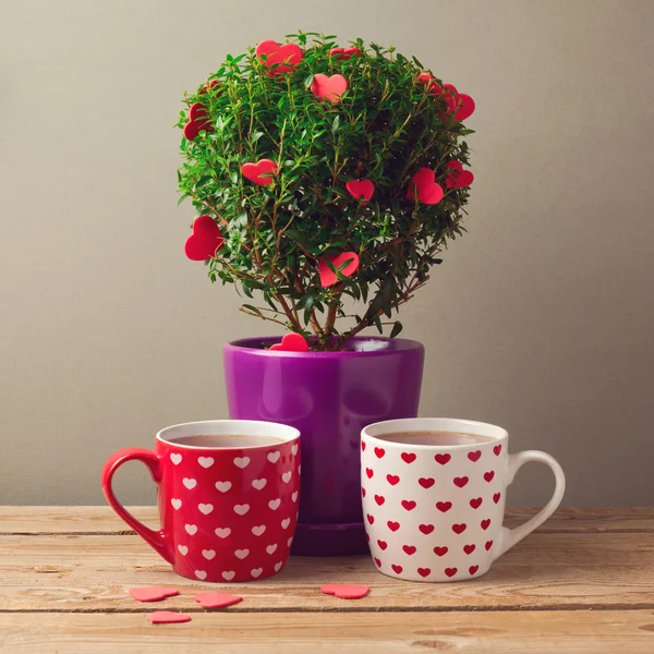 Tazas y planta de árbol con formas de corazón — Foto de Stock