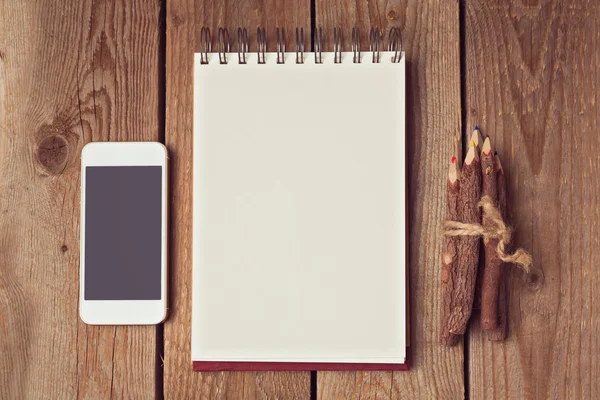 Notepad dengan telepon pintar dan pensil — Stok Foto