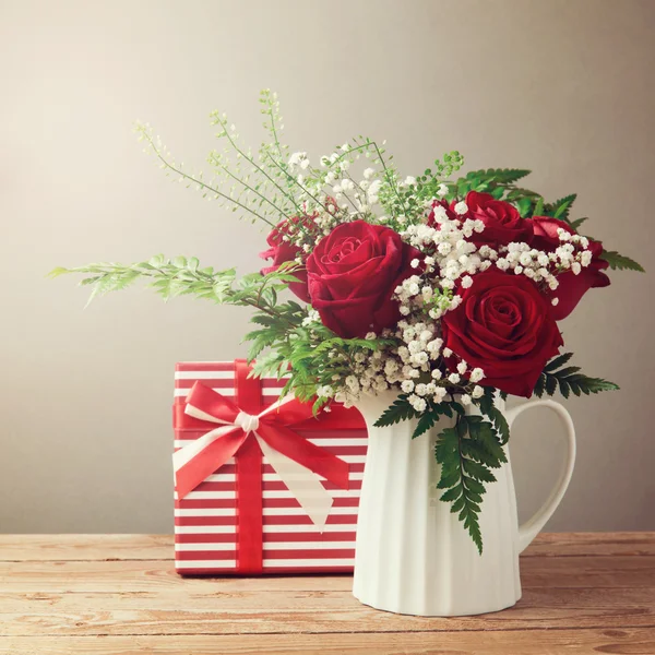 Bukiet kwiatów róży i prezent — Zdjęcie stockowe