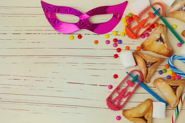 Mask and handmade cookies — Stock Photo, Image