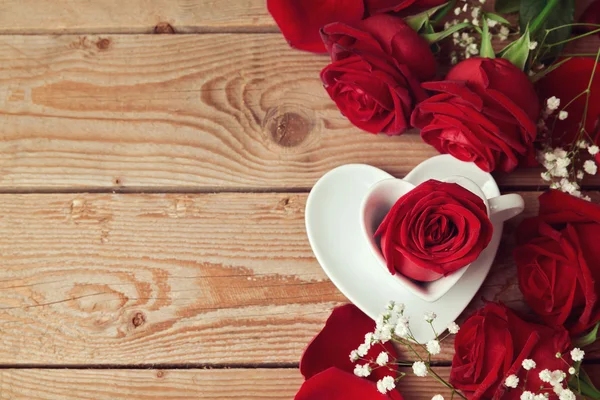 Rosas con taza de café en forma de corazón —  Fotos de Stock