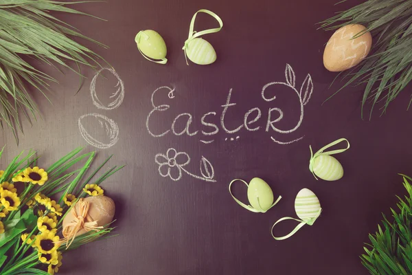 Decoraciones de Pascua en pizarra — Foto de Stock