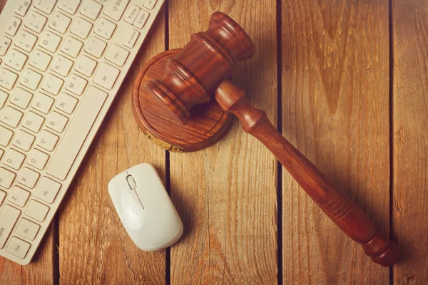 Judge gavel and computer keyboard — Stock Photo, Image