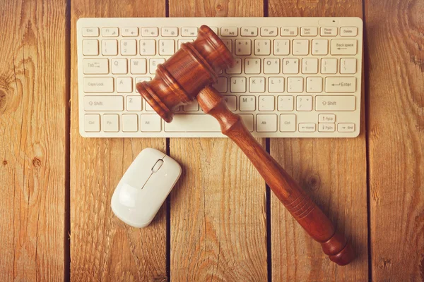 Judge gavel and computer keyboard — Stock Photo, Image