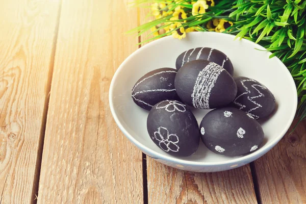 Huevos de Pascua pintados con pintura de pizarra — Foto de Stock