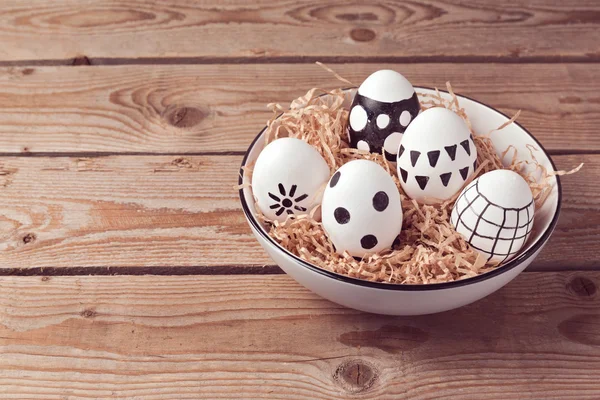 Uova di Pasqua con ornamento disegnato a mano — Foto Stock