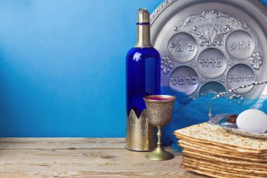 Hamursuz ekmek ve şarap Yahudi tatil için