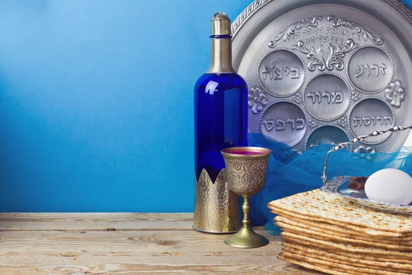 Matzo and wine for Jewish holiday — Stock Photo, Image