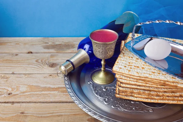 Vino y matzo para la fiesta judía — Foto de Stock