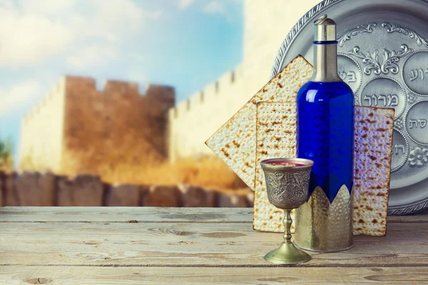 Matzo e vino sul tavolo vintage in legno — Foto Stock