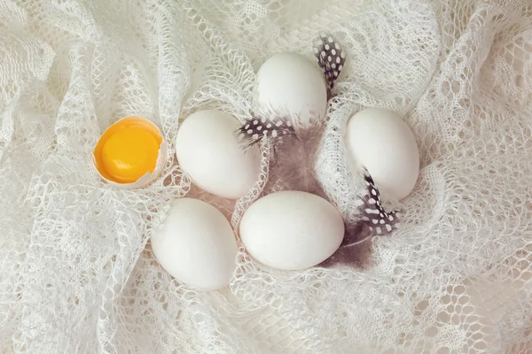 Huevos sobre tela blanca — Foto de Stock