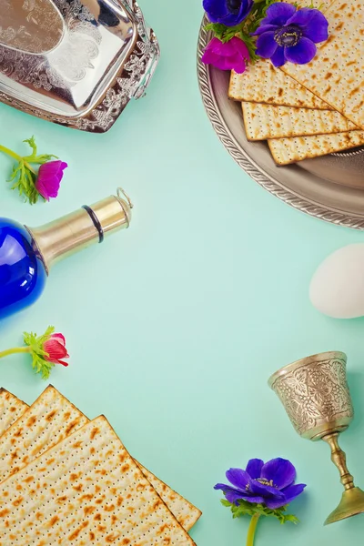 Matzo, vino y flores — Foto de Stock