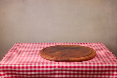Ahşap tahta masa üzerinde