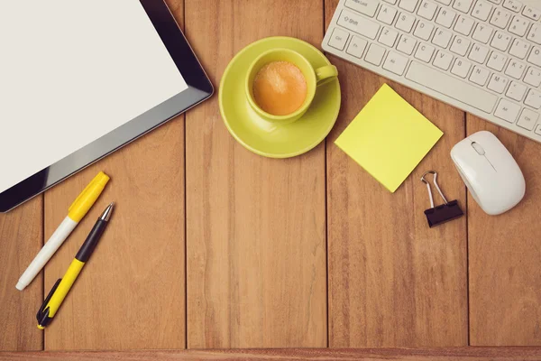 Tableta, teclado y taza de café — Foto de Stock