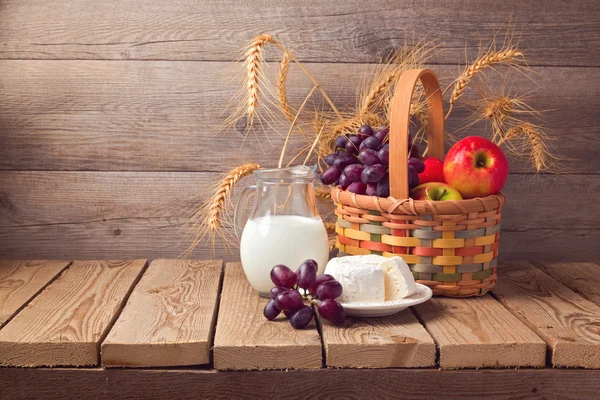 Cesta com frutas e leite — Fotografia de Stock