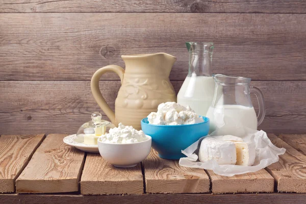 Produtos lácteos em madeira — Fotografia de Stock