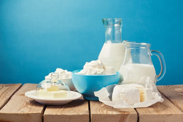 Produtos lácteos na mesa de madeira — Fotografia de Stock