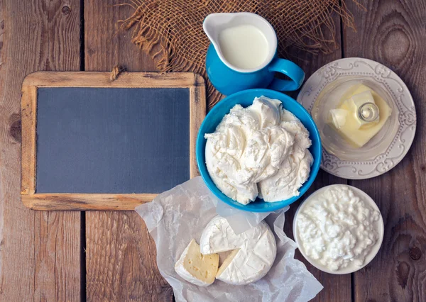 Lavagna, latte e fiocchi di latte — Foto Stock