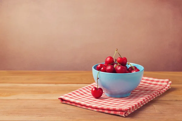 Cerezas frescas sobre madera — Foto de Stock