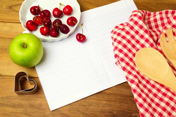 Cuaderno en blanco y frutas — Foto de Stock