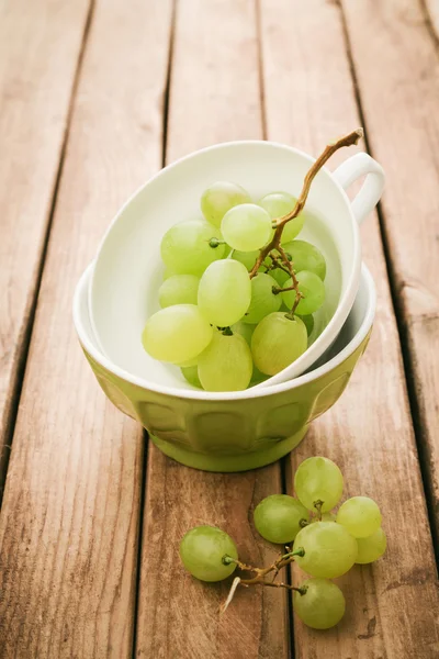 Fresh grapes in cup — Stock Photo, Image