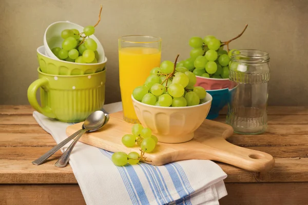 Druiven op houten tafel — Stockfoto