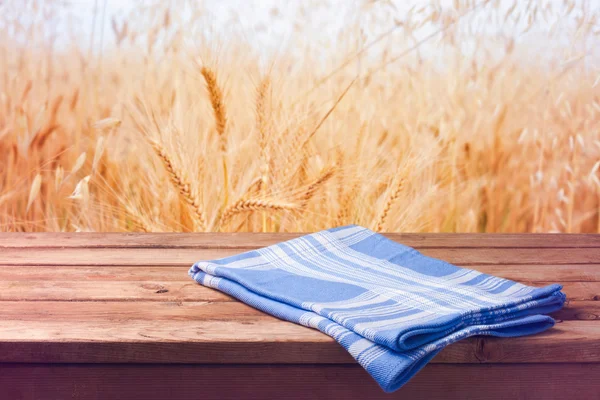 Tavolo in legno e campo di grano — Foto Stock