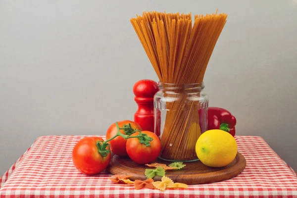 Whole wheat spaghetti and vegetables — Stock Photo, Image