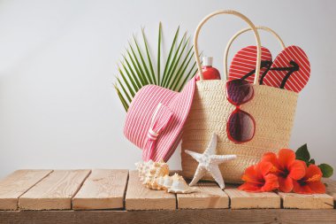 Yaz plaj çantası ve hibiscus çiçek
