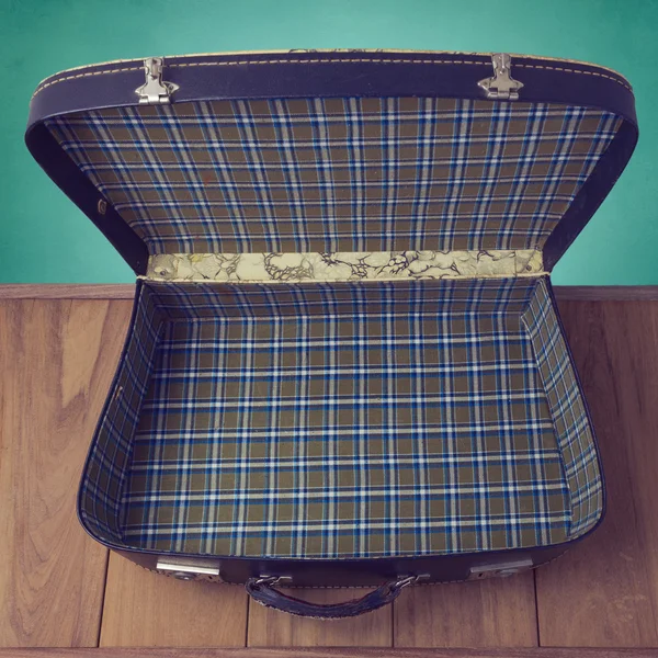 Открытый винтажный чемодан — стоковое фото