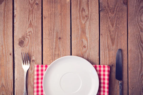 Holztisch mit leerem Teller — Stockfoto