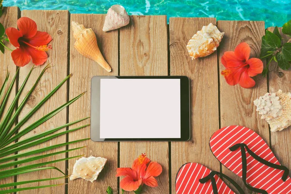 Fundo de férias de verão com tablet — Fotografia de Stock