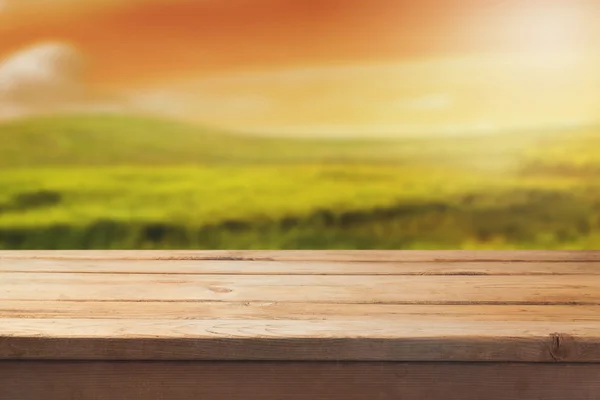 Holztisch über verschwommener Landschaft — Stockfoto