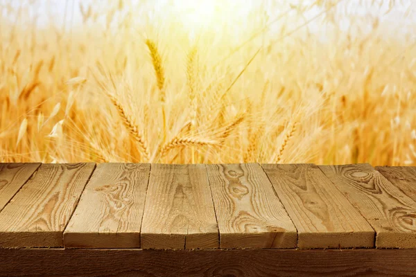 Pšeničné pole a tabulka prázdná dřevěná paluba — Stock fotografie
