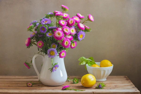 Flowers and fresh lemons — Stock Photo, Image