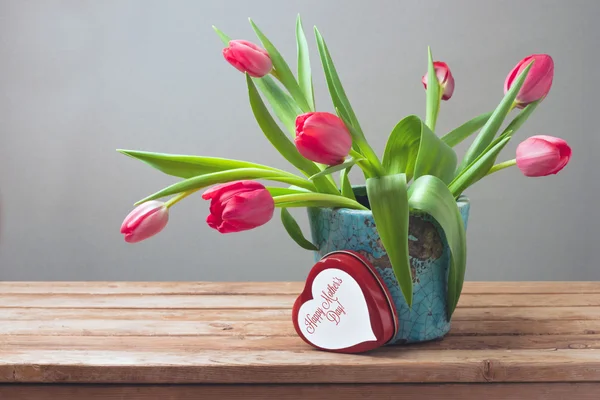 Tulipán flores y caja de regalo — Foto de Stock