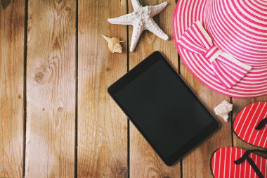 Tahta masadaki dijital tablet