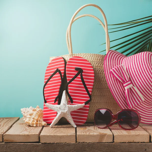 Flipflops und Sommertasche — Stockfoto