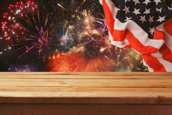 Стол над фейерверком и флаг США — стоковое фото
