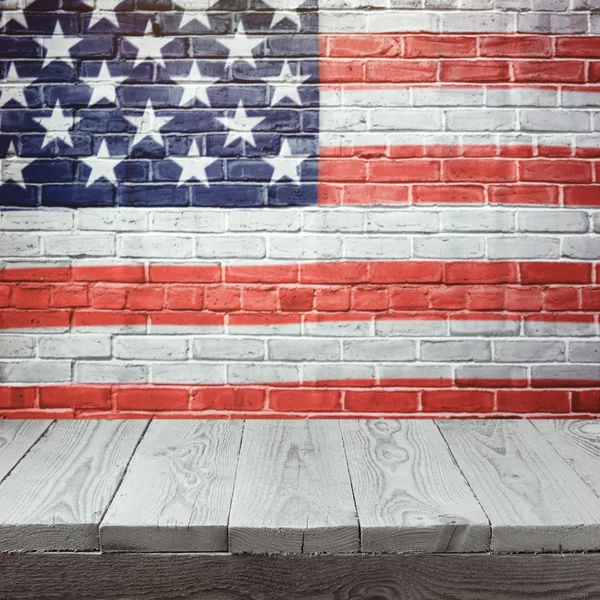 Tabela sobre a bandeira dos EUA pintada na parede de tijolo — Fotografia de Stock