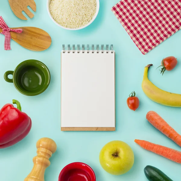 Fundo alimentar com notebook em branco — Fotografia de Stock