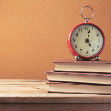 Çalar saat kitap yığını üzerinde