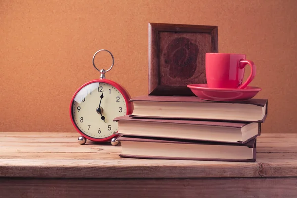 Kaffekopp på trave böcker — Stockfoto