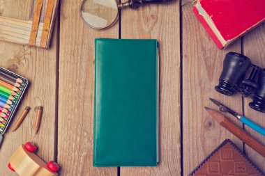 Defter kapağı yukarı alay