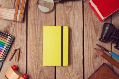 Defter kapağı yukarı alay