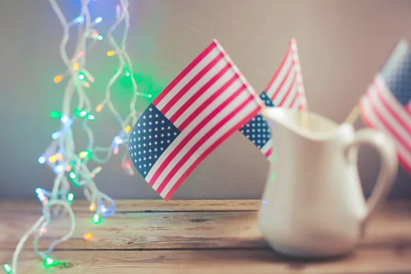Celebração de 4 de julho com bandeiras dos EUA — Fotografia de Stock